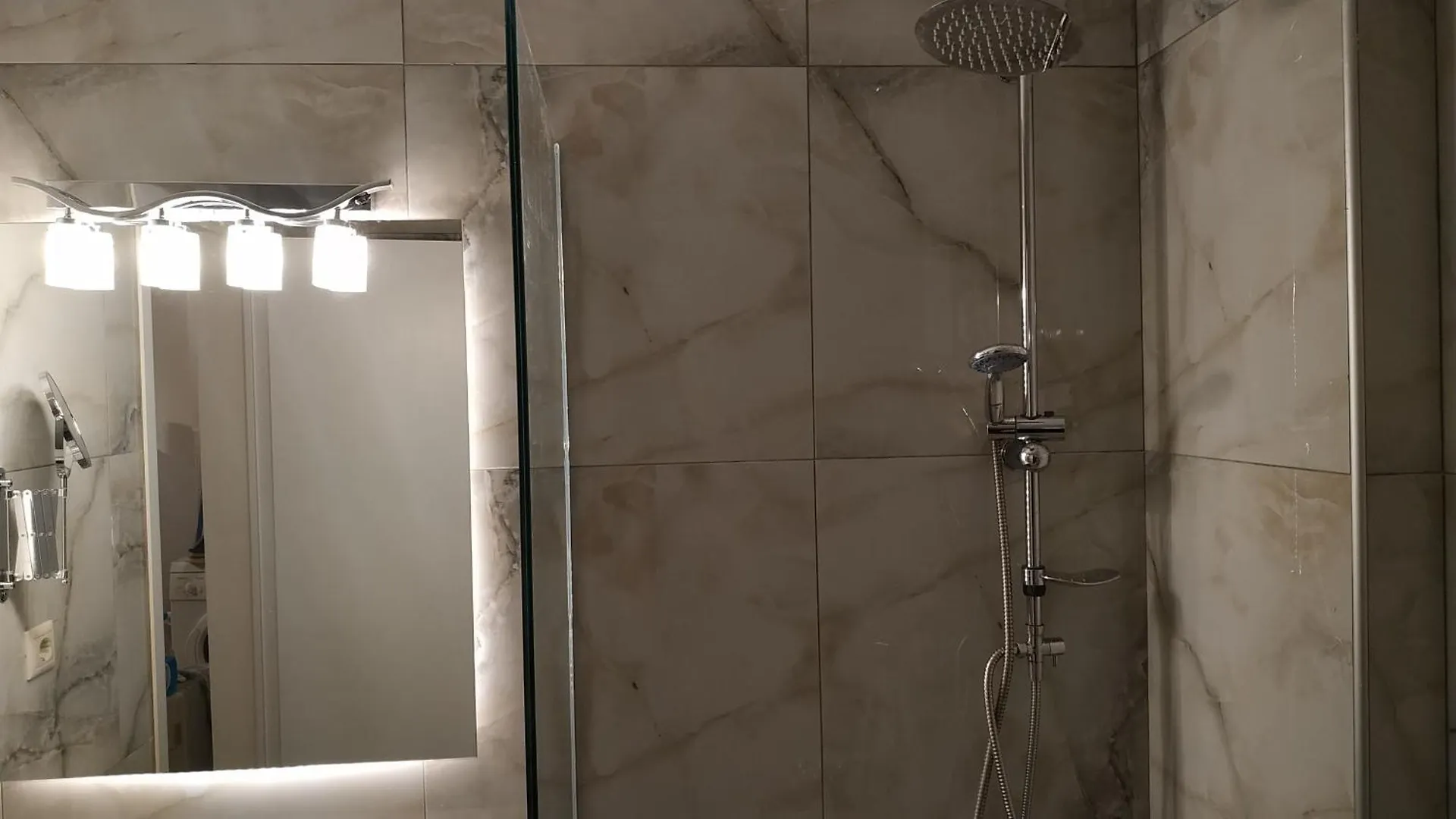 Atelier Poly - Two Bedroom Apartment For 5 Persons -50M To Metro Sintrivani Station- 6Th Floor Plain View - Center - Thessaloníki